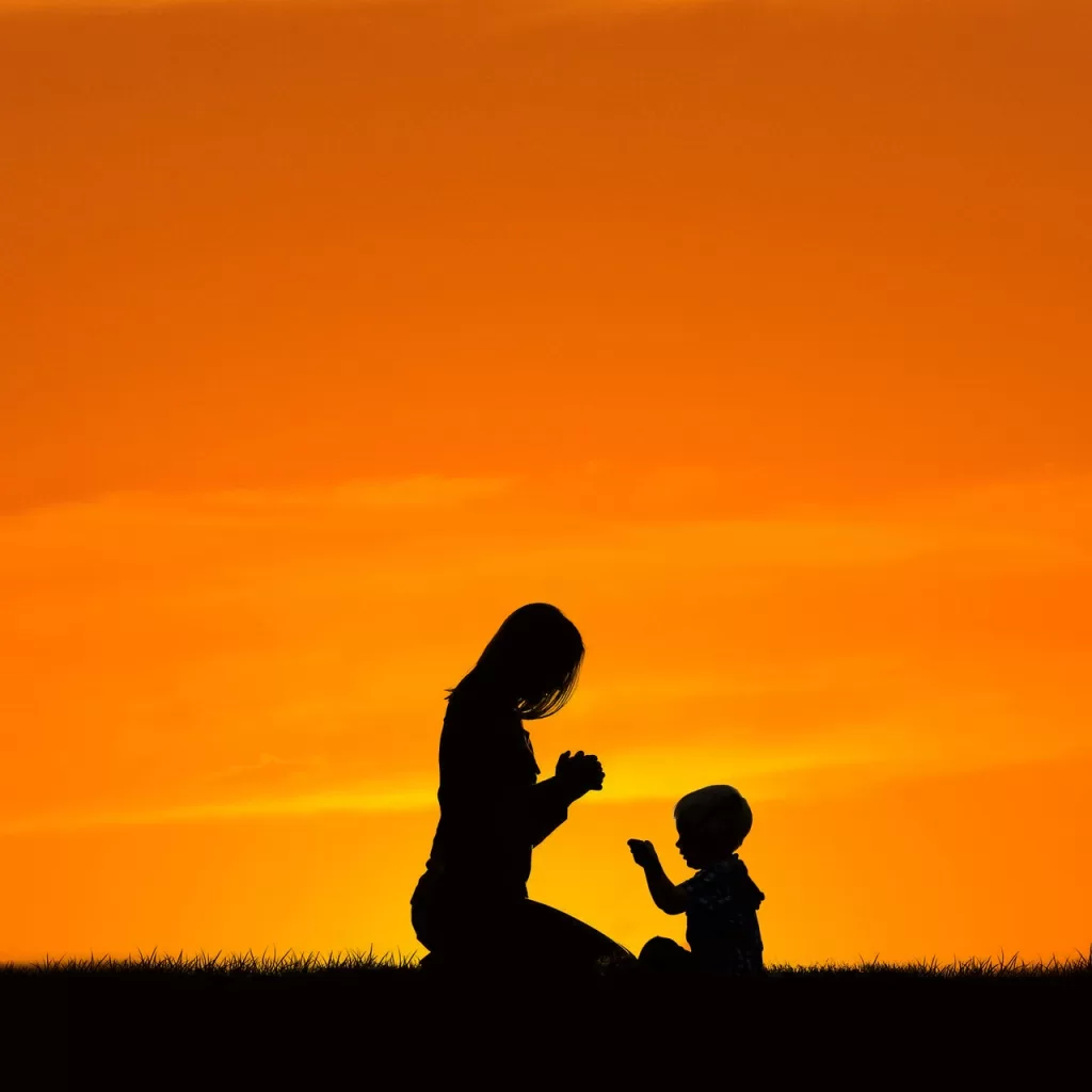 Mãe orando com filho - Livrinhos do Caminho